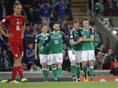 Hráči Severného Írska po otváracom zásahu proti Česku