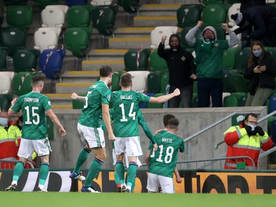 Futbalisti Severného Írska sa tešia po strelení vyrovnávajúceho gólu na 1:1