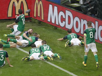 Gareth Mcauley so spoluhráčmi oslavuje gól Severného Írska