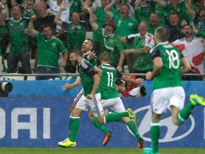 Gareth Mcauley so spoluhráčmi oslavuje gól Severného Írska