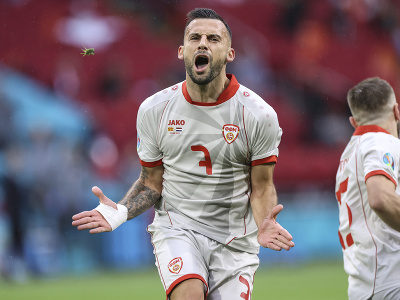 Futbalista Severného Macedónska Ivan Trichkovski  sa teší po strelení úvodného gólu, ktorý hlavný rozhodca neuznal kvôli ofsajdu