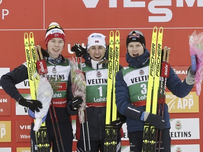 Trio najlepších na stupni víťazov: Druhý Jens Luraas Oftebro (vľavo), víťaz Jarl Magnus Riiber (v strede) a tretí Kristjan Ilves