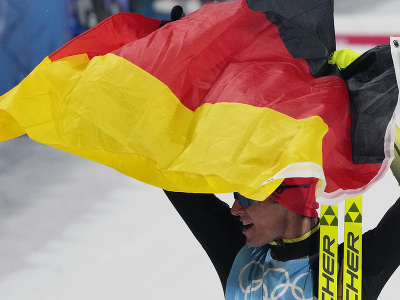 Nemecký reprezentant v severskej kombinácii Vinzenz Geiger triumfoval na ZOH 2022 v Pekingu v súťaži na strednom mostíku
