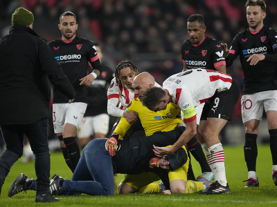 Fanúšik PSV napadol v zápase proti Seville srbského brankára Marka Dmitroviča