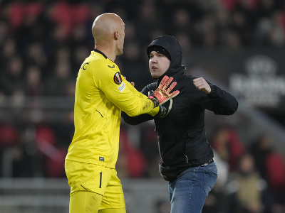 Fanúšik PSV napadol v zápase proti Seville srbského brankára Marka Dmitroviča