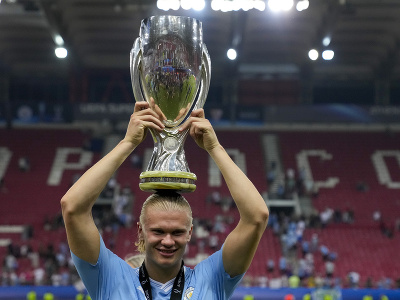 Erling Haaland s trofejou pre víťaza Superpohára UEFA