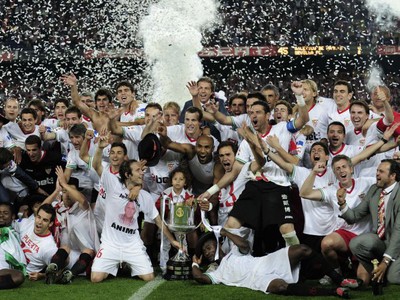 Radosť hráčov Sevilly zo zisku pohárovej trofeje