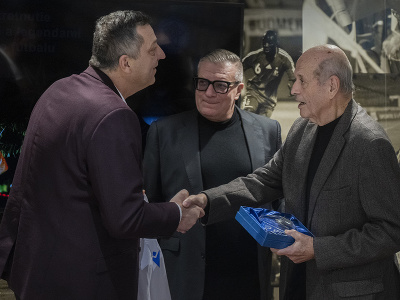 Legenda slovenského futbalu Alexander Vencel st. (vpravo) preberá cenu od Petra Pálenčíka, sekretára SFZ