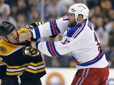 Shawn Thornton v súboji s Mikeom Ruppom