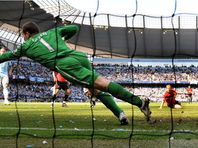 Shay Given sa márne naťahuje za gólovou hlavičkou Scholesa