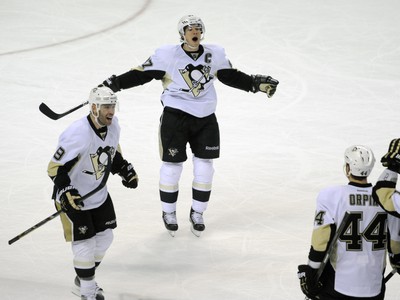 Crosby, Orpik, Dupuis a Martin oslavujú gól Pittsburghu