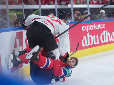 Hráč Nórska Christian Kaasastul (dole) a hráč Kanady Sidney Crosby bojujú o puk