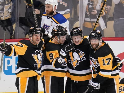 Sidney Crosby oslavuje so spoluhráčmi