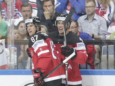 Taylor Hall a Sidney Crosby oslavujú gól Kanady