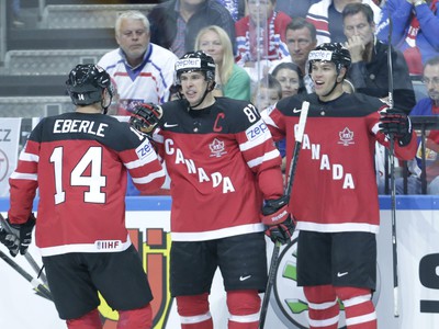 Taylor Hall (vpravo), Sidney Crosby a Jordan Eberle oslavujú gól Kanady