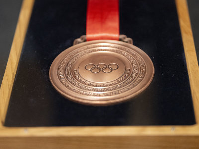 Na snímke bronzová medaila zo zimných olympijských hier v Pekingu z roku 2022