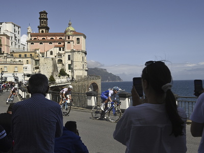 Cyklisti jazdia pri pobreží počas 6. etapy cyklistických pretekov Giro d´Italia na trati Neapol - Neapol