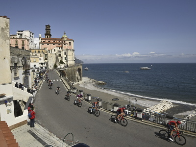 Cyklisti jazdia pri pobreží počas 6. etapy cyklistických pretekov Giro d´Italia na trati Neapol - Neapol