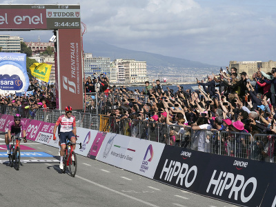 Dánsky cyklista Mads Pedersen oslavuje v cieli po tom, ako triumfoval v 6. etape cyklistických pretekov Giro d´Italia