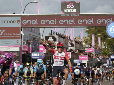 Dánsky cyklista Mads Pedersen oslavuje v cieli po tom, ako triumfoval v 6. etape cyklistických pretekov Giro d´Italia