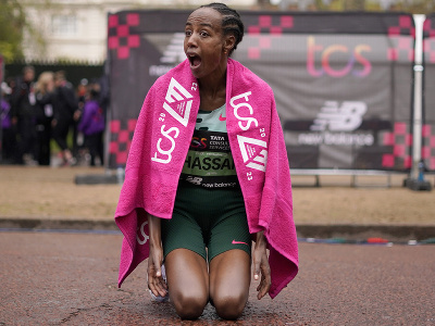 Holandská bežkyňa Sifan Hassanová oslavuje po jej víťazstve elitných pretekov žien počas Londýnskeho maratónu v Londýne