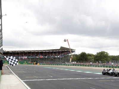 Posledné preteky na okruhu Silverstone ovládol Lewis Hamilton