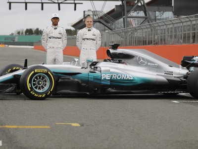 Na snímke jazdci tímu Mercedes AMG vľavo Brit Lewis Hamilton a vpravo Fín Valtteri Bottas pózujú fotografom pri novom monoposte Mercedes W 08 počas oficiálneho predstavenia na trati v britskom Silverstone