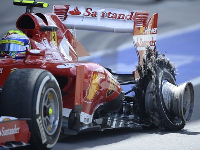Veľkú cenu F1 na okruhu v Silverstone poznačili defekty a výbuchy pneumatík štyroch jazdcov
