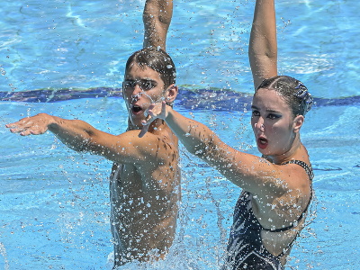 Slovenskí reprezentanti v synchronizovanom plávaní súrodenci Silvia a Jozef Solymosyovci