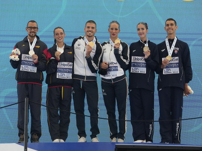 Vpravo slovenskí reprezentanti v synchronizovanom plávaní súrodenci Jozef a Silvia Solymosyovci oslavujú na pódiu po tom