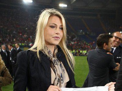 Krásna dcéra kontroverzného Berlusconiho Barbara musí byť nielen inteligentná, ale aj schopná, keď dokáže viesť divokých futbalistov AC Milána.