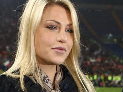 Krásna dcéra kontroverzného Berlusconiho Barbara musí byť nielen inteligentná, ale aj schopná, keď dokáže viesť divokých futbalistov AC Milána.