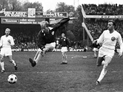Na archívnej snímke z roku 1964 Angličan Bobby Charlton (uprostred)