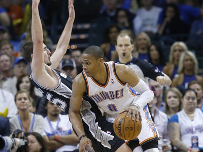 Russell Westbrook (0) a