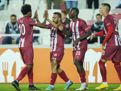 Futbalisti Sivassporu oslavujú strelený gól