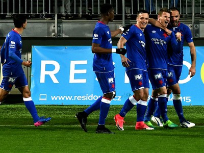 Muris Mešanović so spoluhráčmi oslavuje svoj gól 