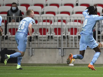 Peter Olayinka (vpravo) oslavuje so spoluhráčmi svoj gól