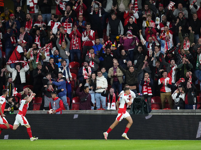 Mojmír Chytil (vpravo) oslavuje gól s fanúšikmi Slavie