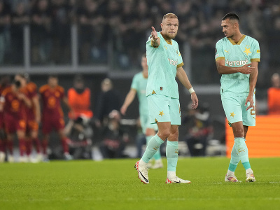 Útočníci Slavie Mick van Buren a Ivan Schranz reagujú na gól AS Rím