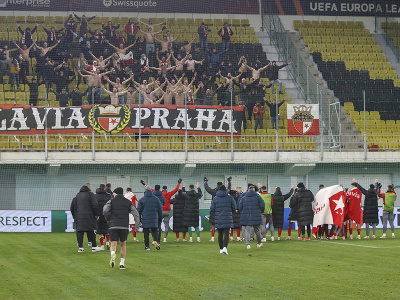 Futbalisti Slavie Praha oslavujú so svojimi fanúšikmi