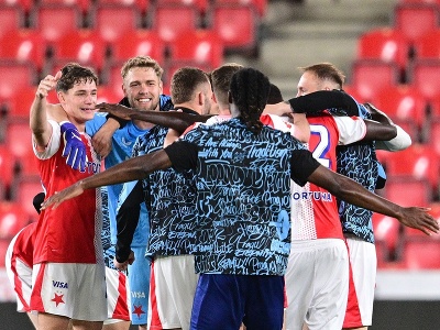 Oslavujúci futbalisti Slavie po