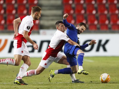 Futbalista Slavie Praha Nicolae Stanciu (uprostred) a hráč Leicesteru James Maddison bojujú o loptu