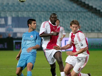 Martin Dobrotka (ŠK Slovan Bratislava), Thimotee Atouba a Jan Vertonghen (Ajax Amsterdam) 