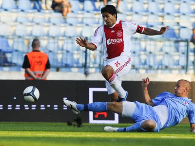 Hráč ŠK Slovan Bratislava Radek Dosoudil (vpravo) a hráč holandského Ajax Amsterdam Luis Suarez (vľavo)