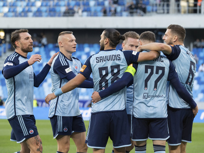 Druhý vpravo kapitán Slovana Aleksandar Čavrič sa teší so spoluhráčmi po strelení gólu