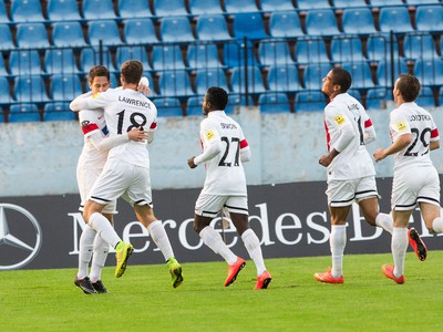 Hráči AS Trenčín oslavujú gól proti Slovanu