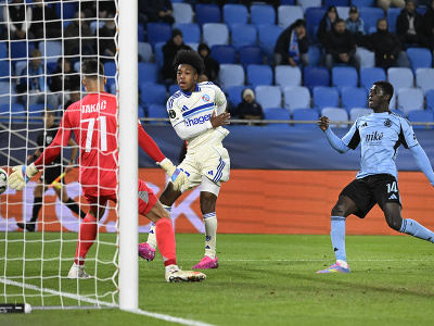 Alasana Yirajang z ŠK Slovan Bratislava (vpravo) strieľa vlastný gól