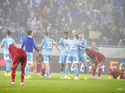 Na snímke futbalisti Slovana (modré dresy) sa tešia po víťazstve 2:1, v popredí sklamaní hráči Jerevanu (červené dresy) v zápase 5. kola H-skupiny Európskej konferenčnej ligy