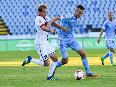 Sprava: Boris Sekulič z ŠK Slovan Bratislava a Peter Orávik z FC Vion Zlaté Moravce 