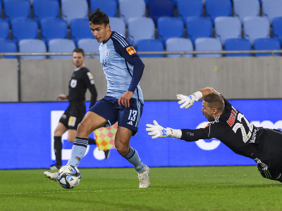 Zľava Dávid Strelec (Slovan) dáva gól brankárovi Matúšovi Kirovi (Košice)